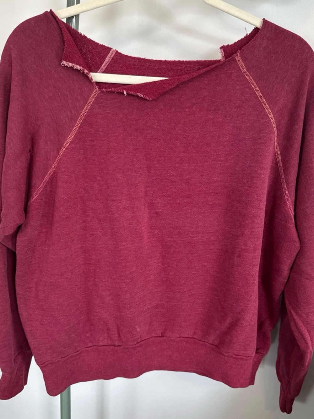 Vintage Cozy Raw-Edge Pullover Sweatshirt in Burgundy